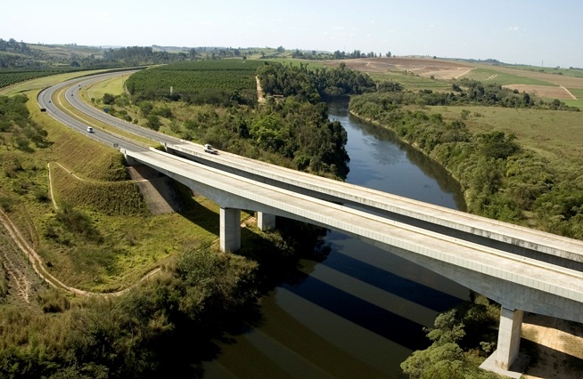 Vista aérea de um viaduto cruzando um rio no Sistema Anhanguera-Bandeirantes