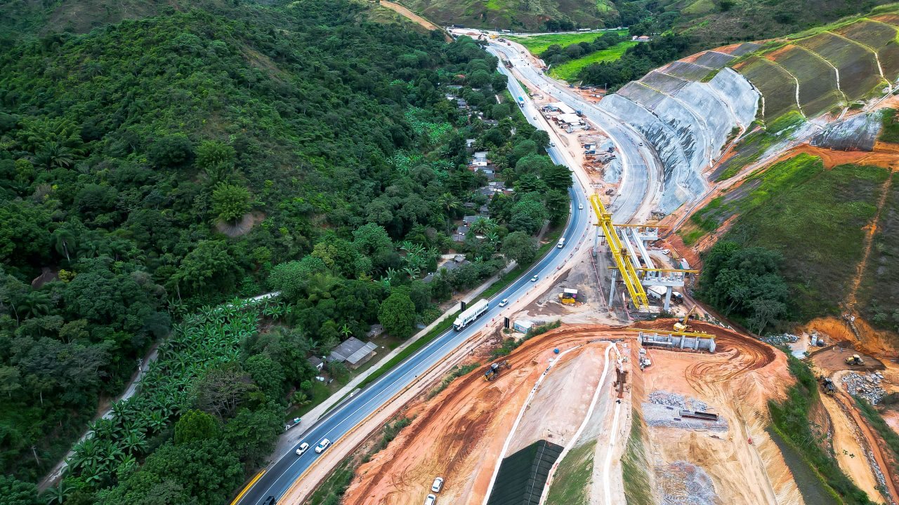 Vista aérea de viaduto em construção e corte em rocha na obra da Nova Serra das Araras, na Via Dutra