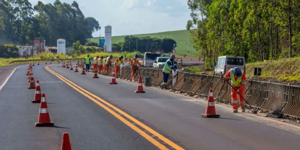 Equipe de obra instalando defensas metálicas em canteiro de duplicação da BR-376/PR-151, no Paraná