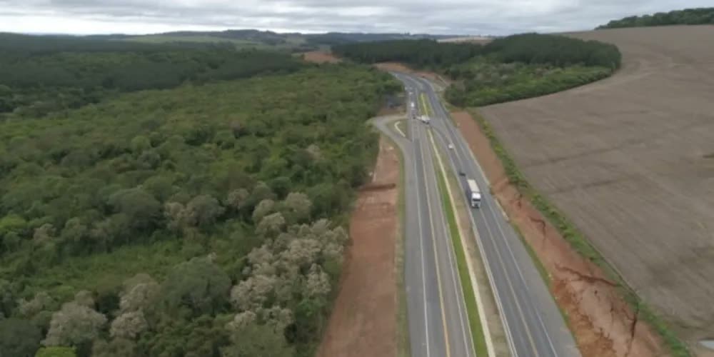Vista aérea de trecho duplicado da BR-376 em Tibagi, Paraná, com terraplenagem lateral visível