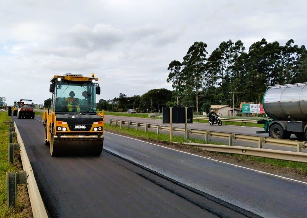 Rolo compactador realizando pavimentação asfáltica na BR-101