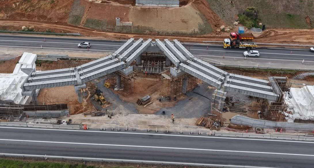 Vista aérea do içamento de vigas pré-moldadas para um viaduto em obras na BR-101, em Paulo Lopes/SC