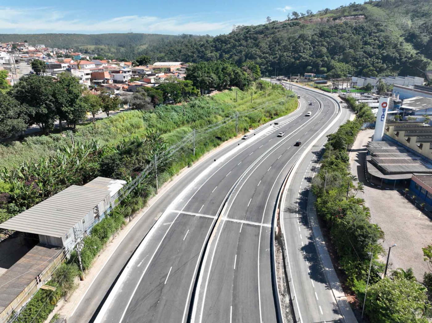 Vista aérea de trecho duplicado da Rodovia Raposo Tavares com novo viaduto de retorno, em Mairinque, São Paulo