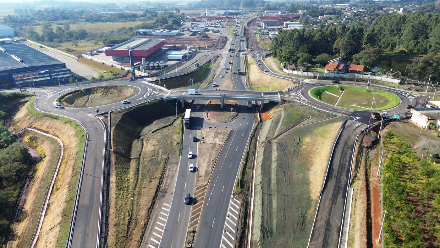 Vista aérea de trevo rodoviário com dois viadutos em Nova Santa Rita, na BR-386