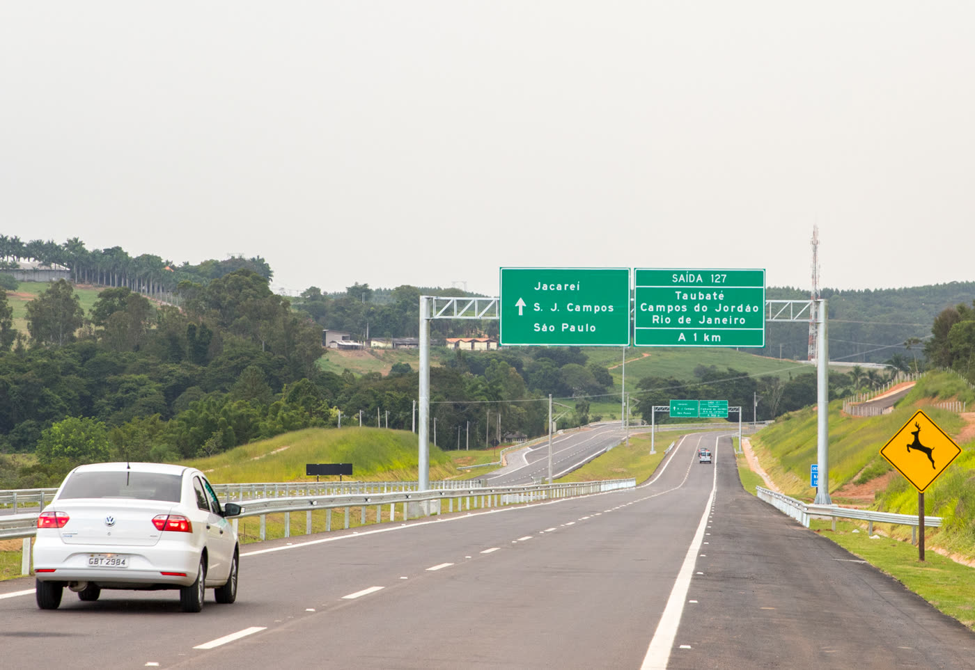 Trecho da Rodovia Carvalho Pinto próximo a Taubaté, com placas indicativas para Jacareí, São José dos Campos, São Paulo e Rio de Janeiro