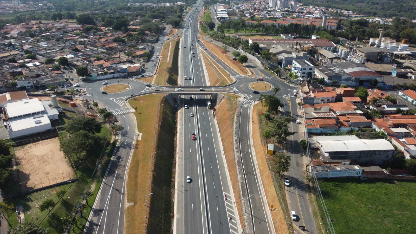Vista aérea de trecho duplicado da SP-294 em área urbana de Piracicaba, com trevo e pista dupla