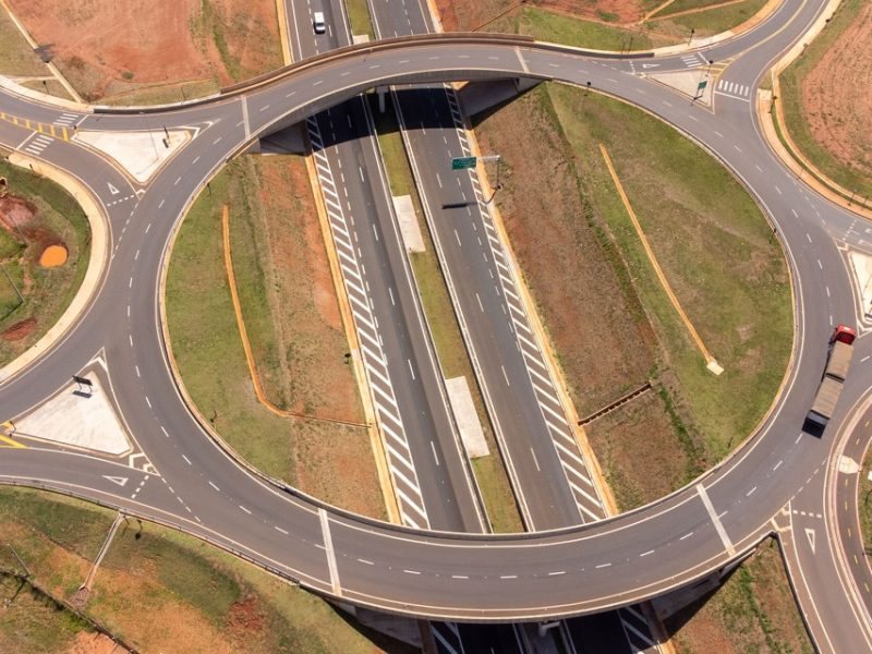 Vista aérea de trevo rodoviário na SP-333 duplicada, entre Marília e Assis