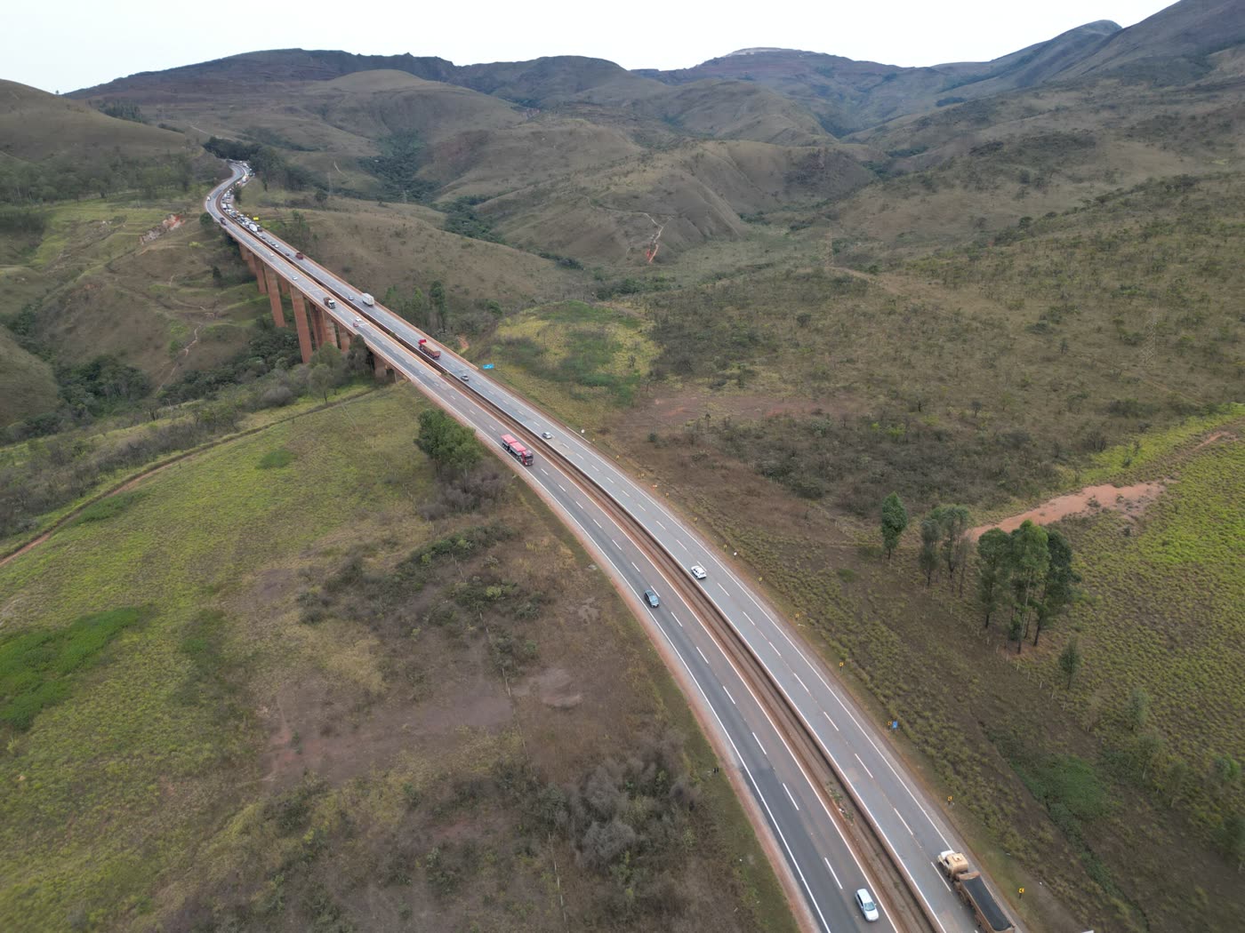Vista aérea de viaduto e trecho de serra da BR-040 em Minas Gerais