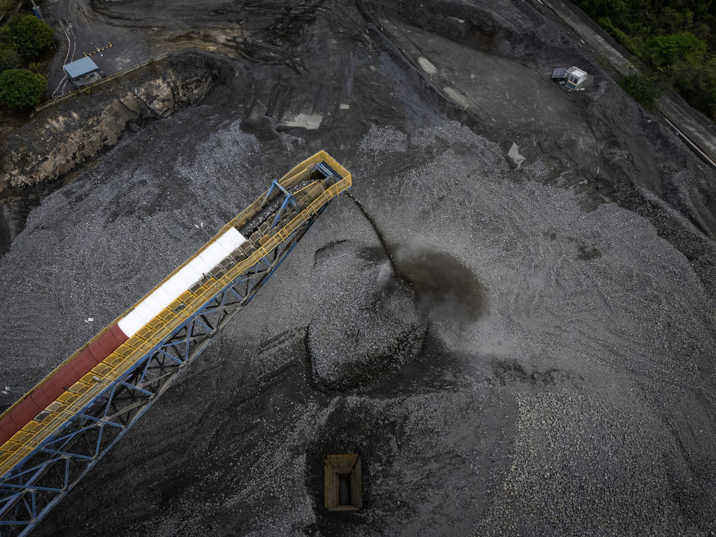 Vista aérea de correia transportadora despejando minério na Mina do Sossego, no polo de cobre de Canaã dos Carajás, da Vale