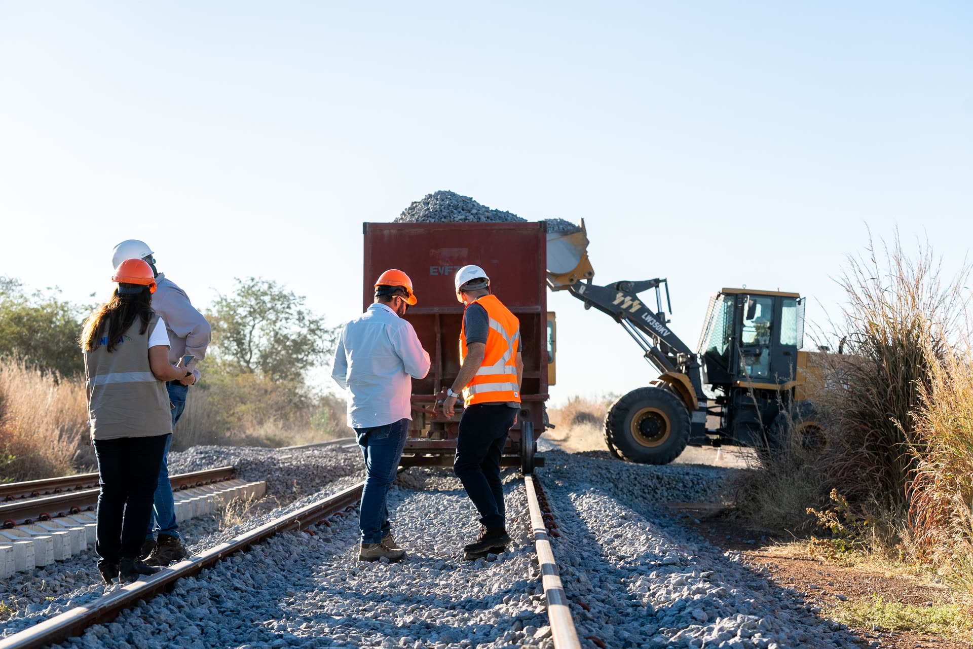 Equipe de obra acompanha o lançamento de lastro sobre os trilhos em trecho da Ferrovia de Integração Oeste-Leste (FIOL), na Bahia