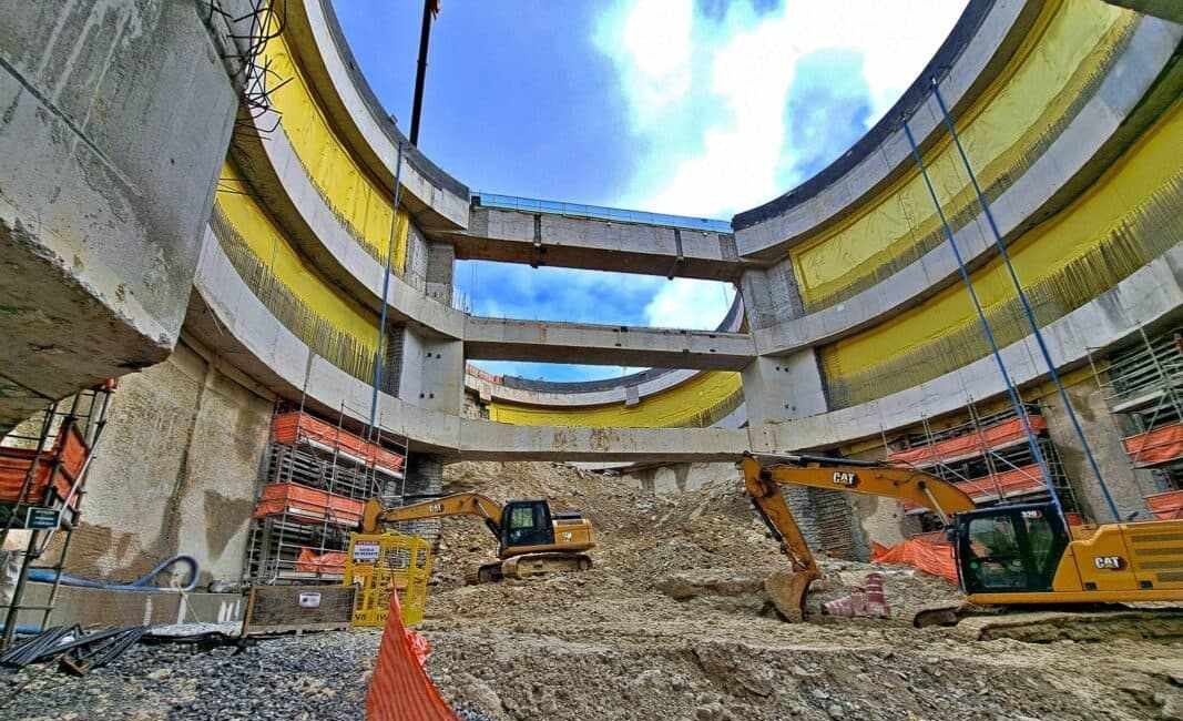 Escavação circular da futura Estação Aricanduva, da Linha 2-Verde do Metrô de São Paulo, com escavadeiras em operação