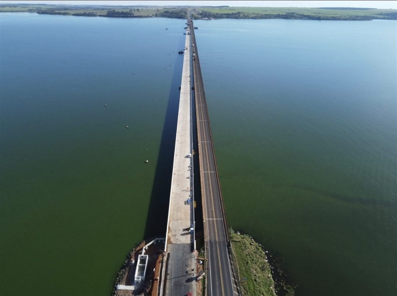 Vista aérea da nova ponte em construção ao lado da ponte existente, sobre o Rio Tietê, em 2026