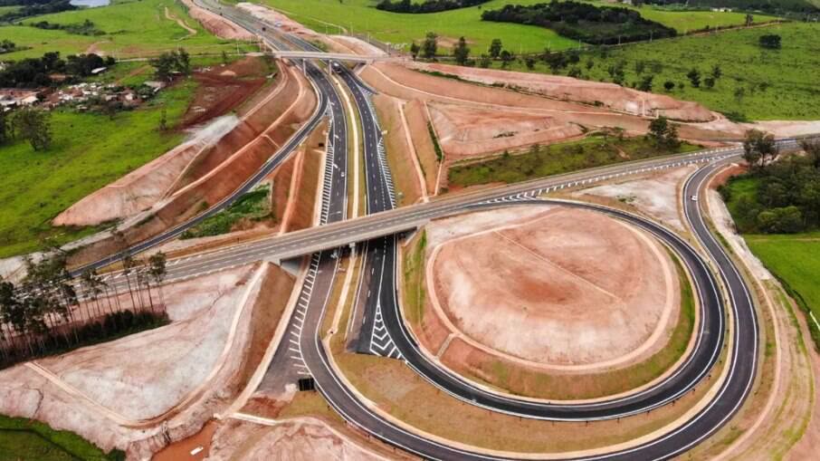 Vista aérea de trevo em obras no Anel Viário de Campinas, com terraplenagem e pistas recém-pavimentadas