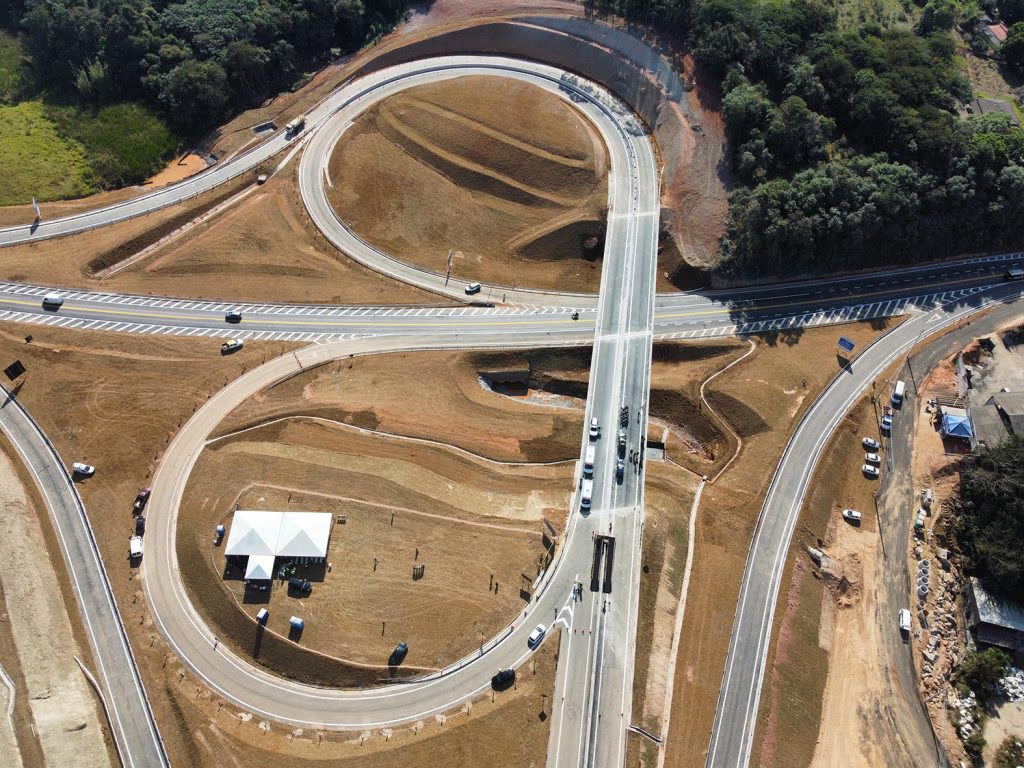 Vista aérea de trevo em obras na Perimetral de Itatiba, com pistas, alças e área de canteiro