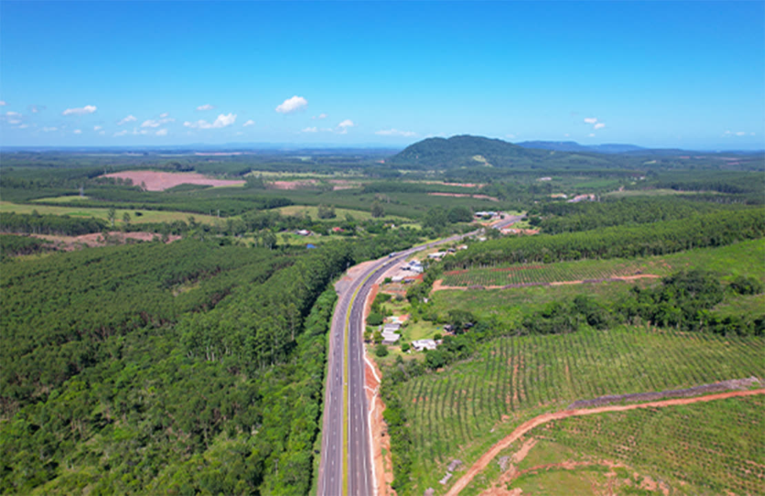 Vista aérea de trecho duplicado da RSC-287 em Tabaí, com pista dupla nova cortando área rural