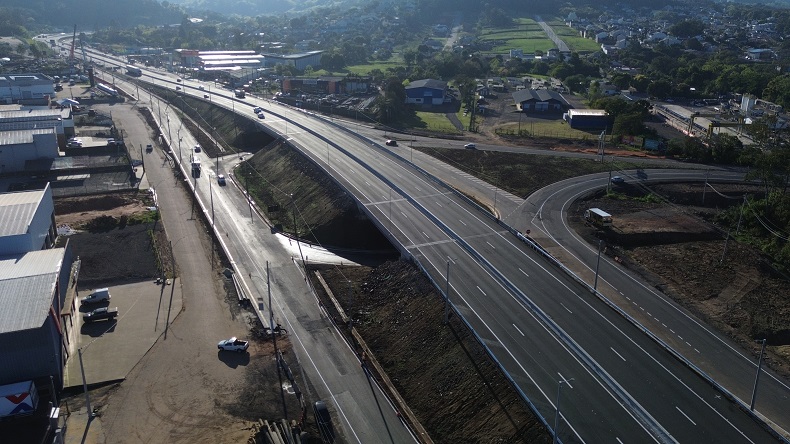 Vista aérea de viaduto e trecho duplicado da RSC-287 no entroncamento com a BR-471, em Santa Cruz do Sul