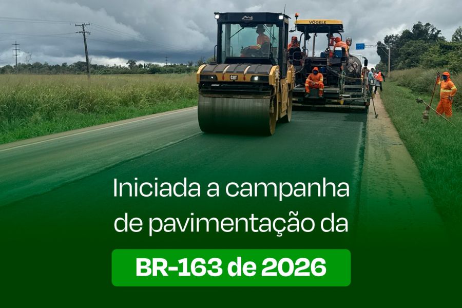 Rolo compactador e vibroacabadora pavimentando a BR-163 em Itaúba, Mato Grosso, com equipe em uniforme laranja