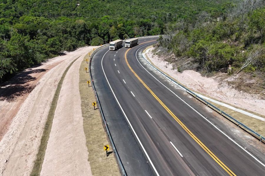 Vista aérea de trecho recém-concluído da BR-163 na Serra do Cachimbo, com pista nova e terraplenagem lateral