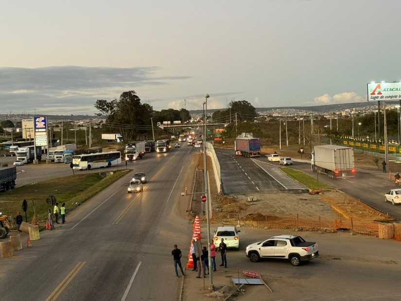 Trecho da BR-116 em obras de duplicação em Vitória da Conquista, com sinalização e equipe de trânsito