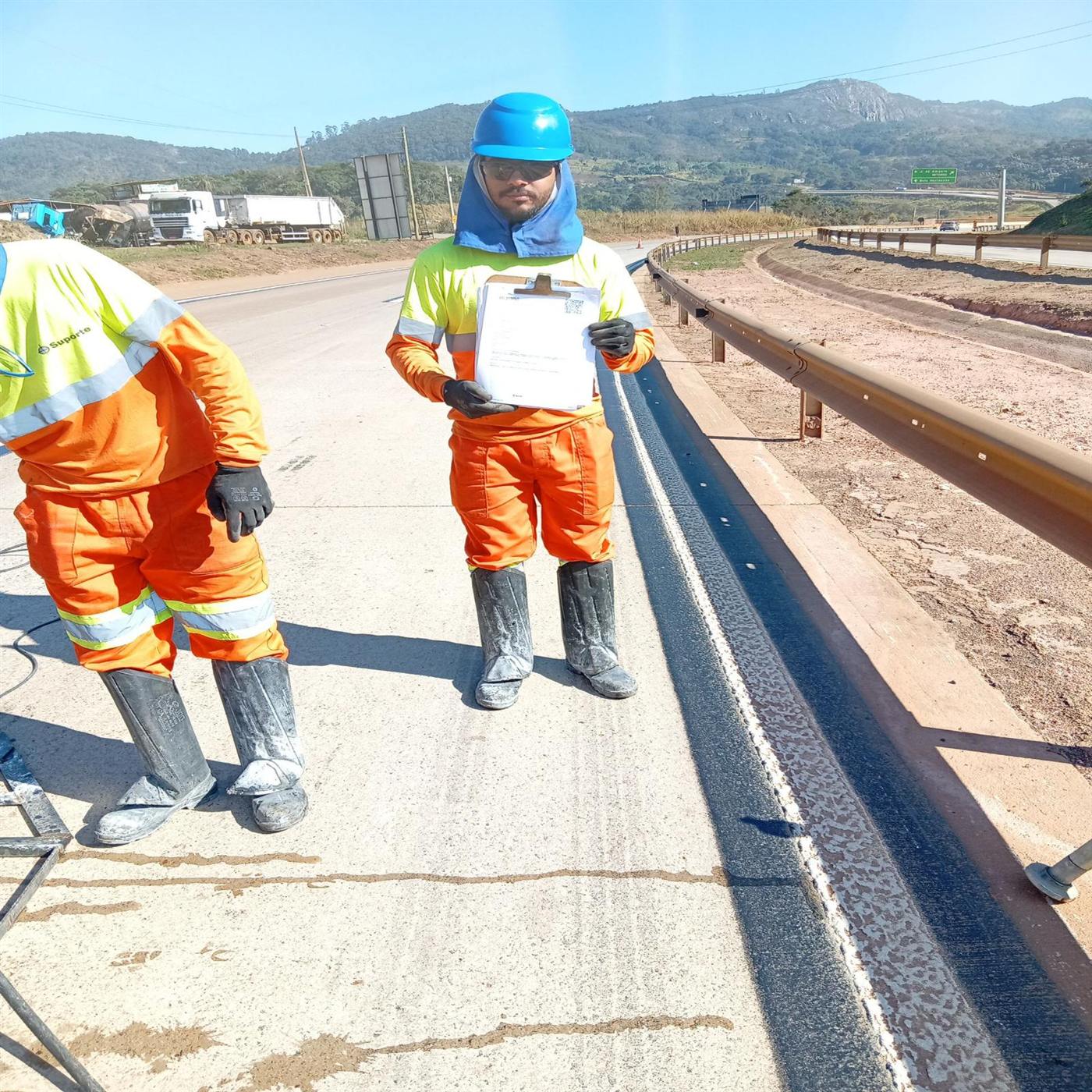 Equipe Suporte executando Broqueamento de Pavimento (BQ) em rodovia
