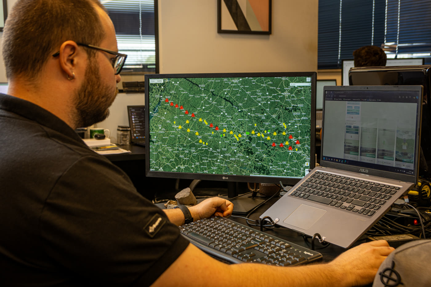 Engenheiro da Suporte analisando mapa e traçado de investigação geotécnica
