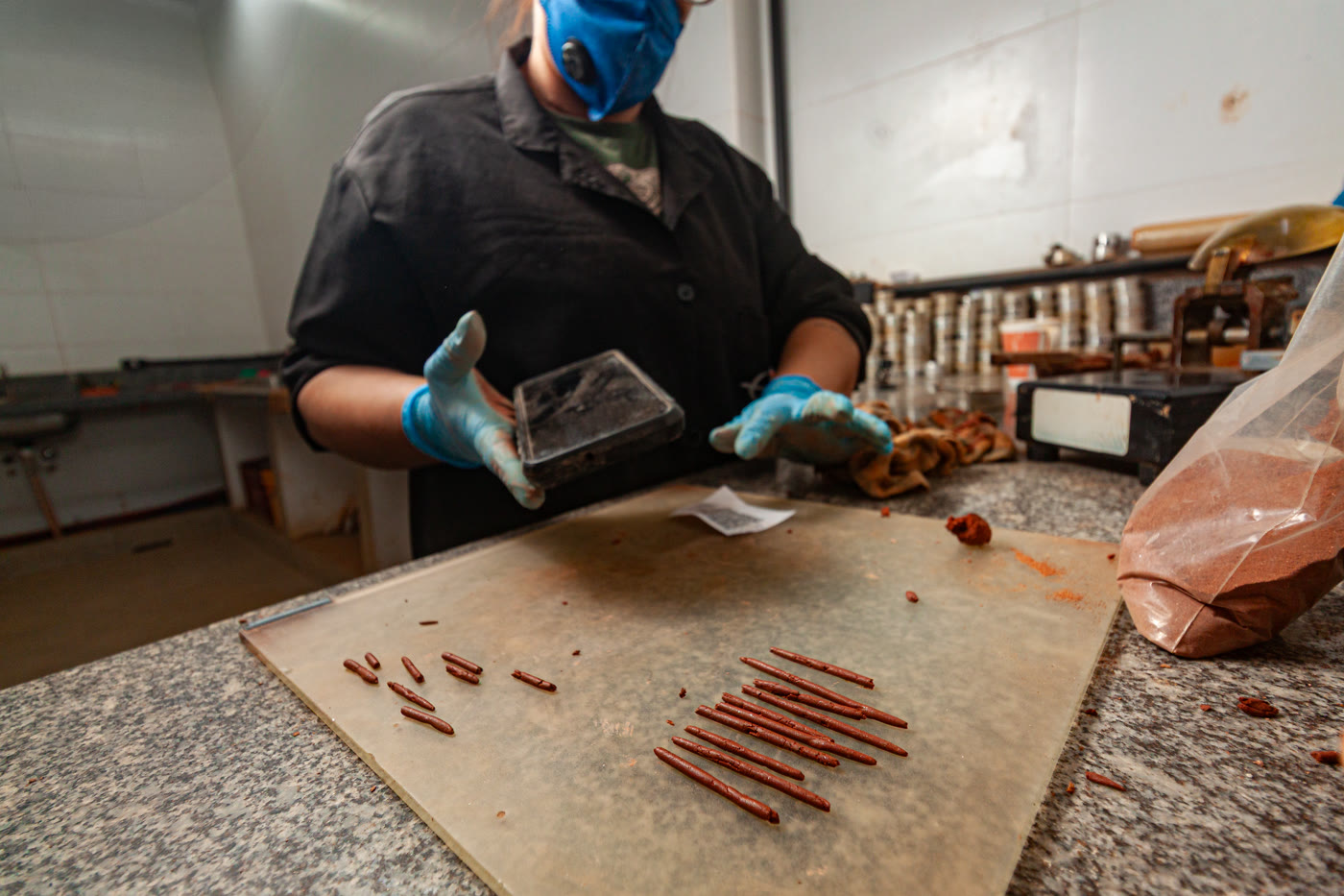 Técnica da Suporte preparando amostra de solo em laboratório