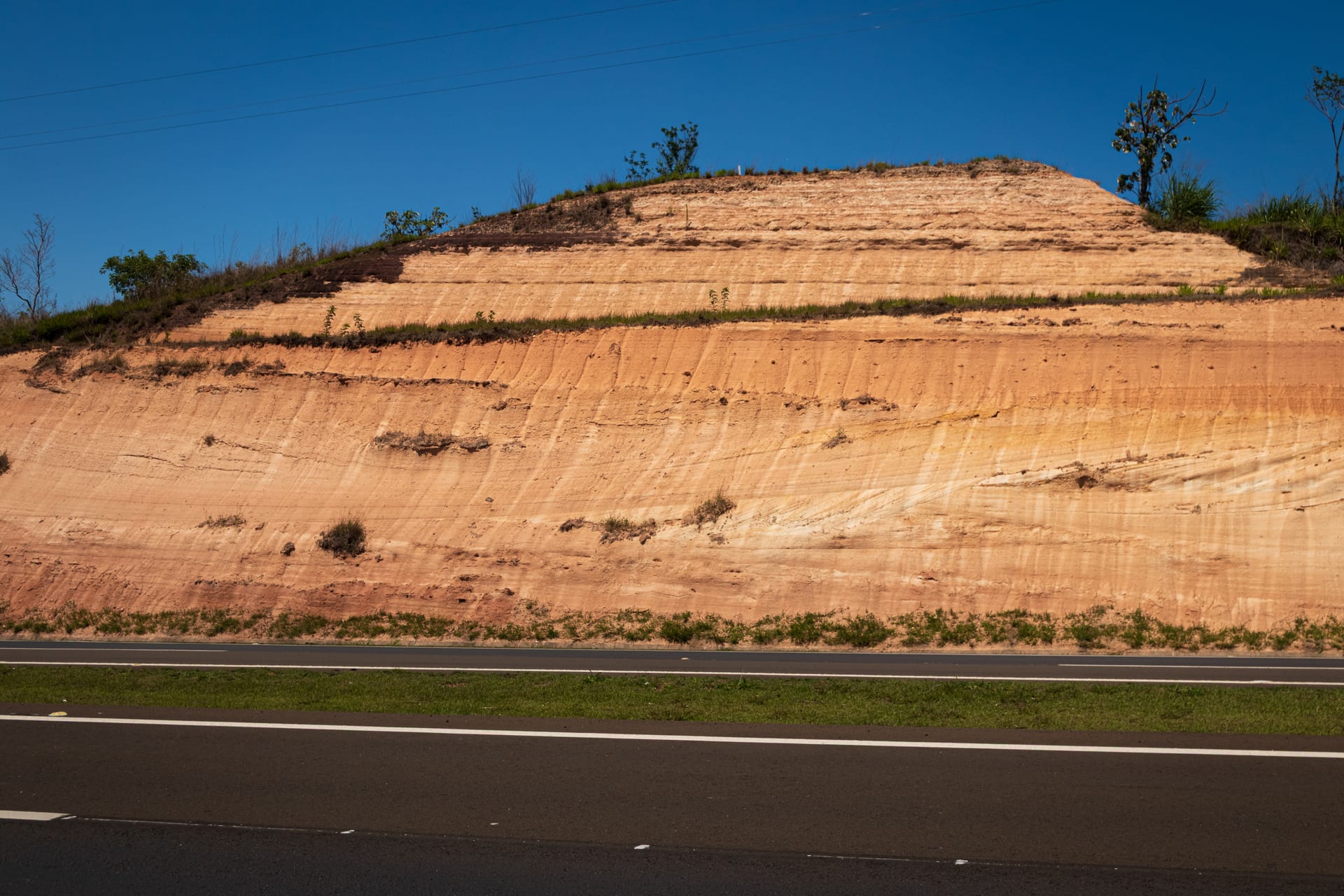 Talude de corte rodoviário com estratigrafia do solo exposta, contexto típico de obras monitoradas por instrumentação geotécnica