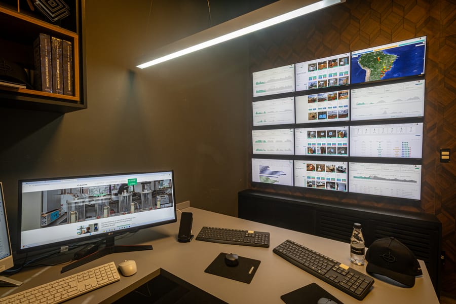 Painel de monitoramento da Suporte com mapa de obras, gráficos e registros fotográficos de instrumentação geotécnica