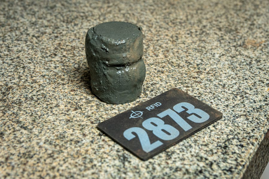 Amostra de solo mole identificada com etiqueta RFID para rastreabilidade em laboratório