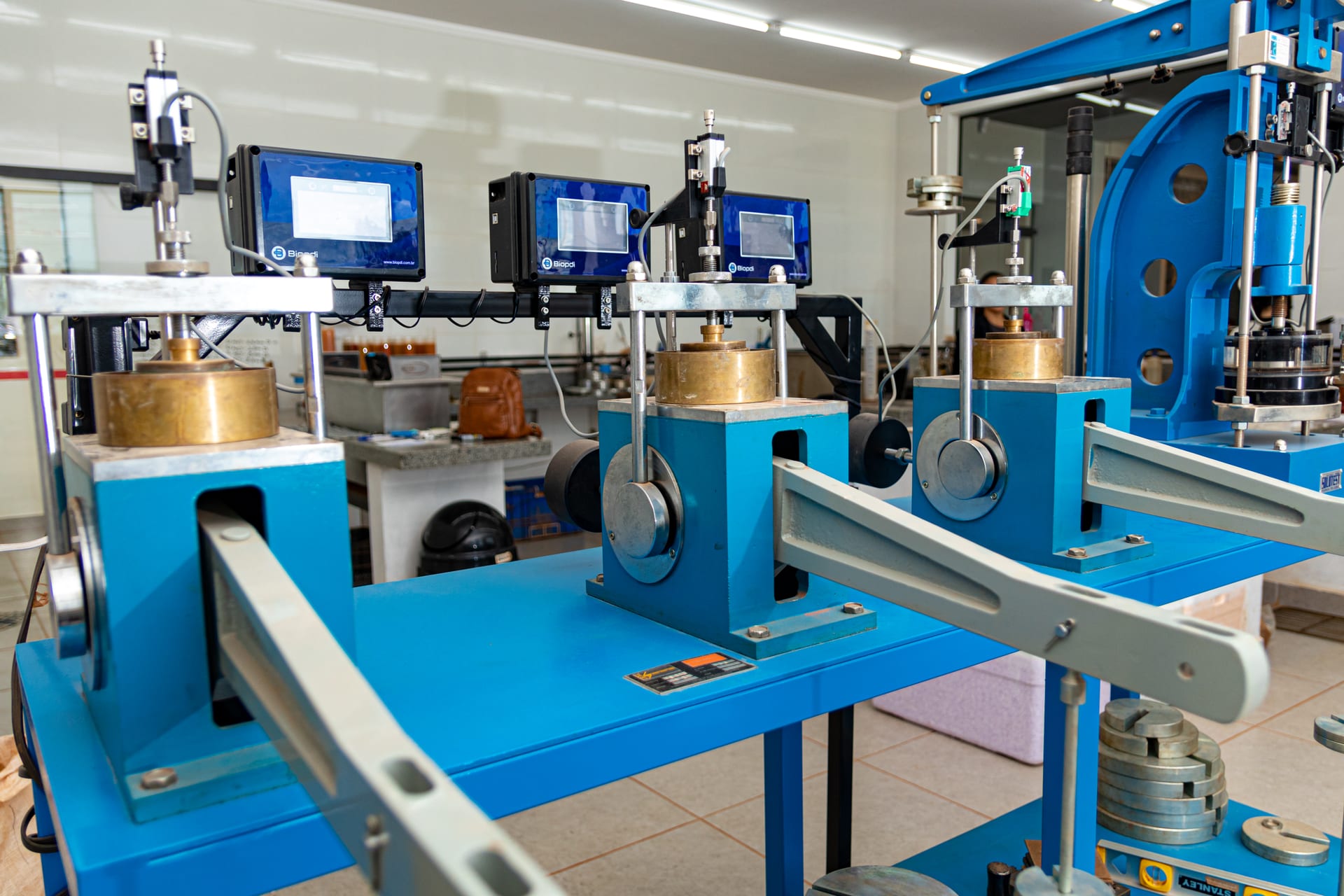 Ensaios de adensamento em laboratório da Suporte para caracterização de solos moles