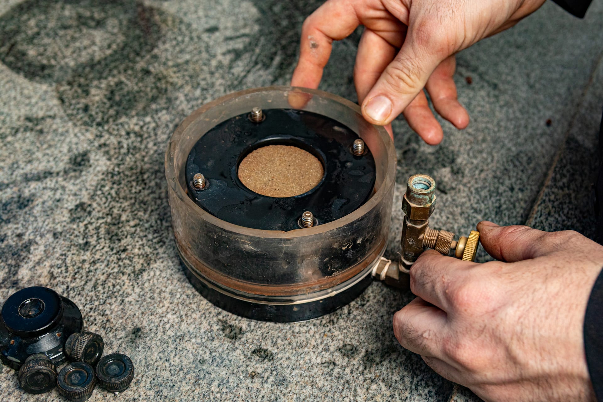 Célula edométrica do ensaio de Adensamento - Laboratório Suporte