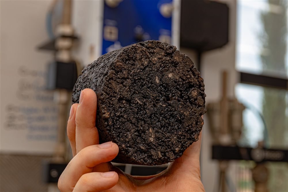 Corpo de prova asfáltico envolto por ligante - Laboratório Suporte