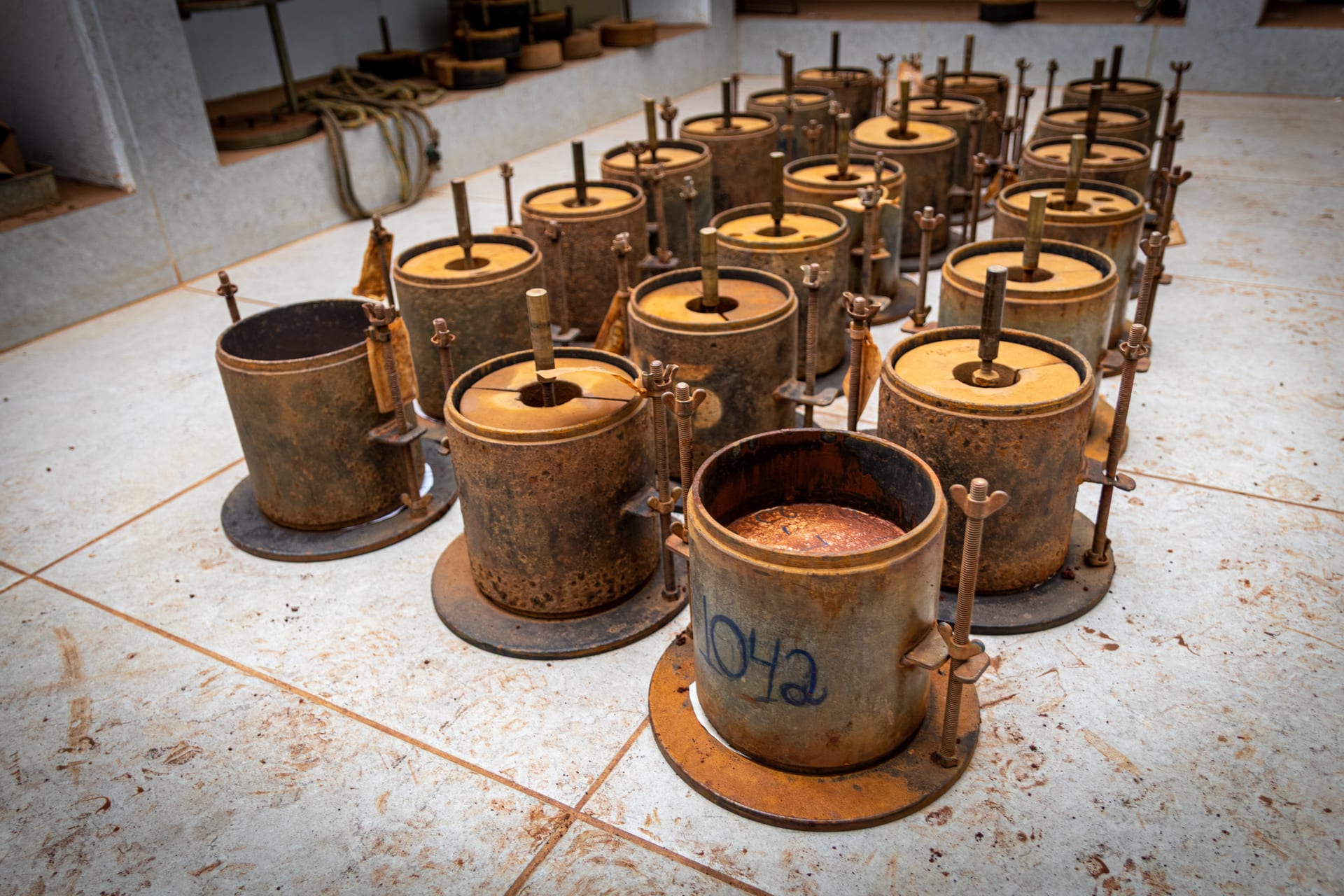 Moldes de CBR compactados prontos para o ensaio - Laboratório Suporte