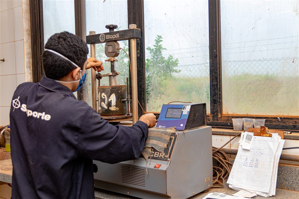 Prensa de CBR com molde identificado - Laboratório Suporte