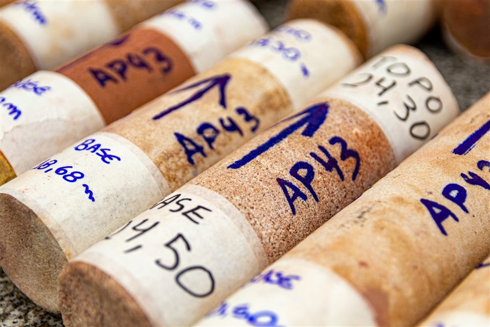 Testemunhos de concreto extraídos e identificados - Laboratório Suporte
