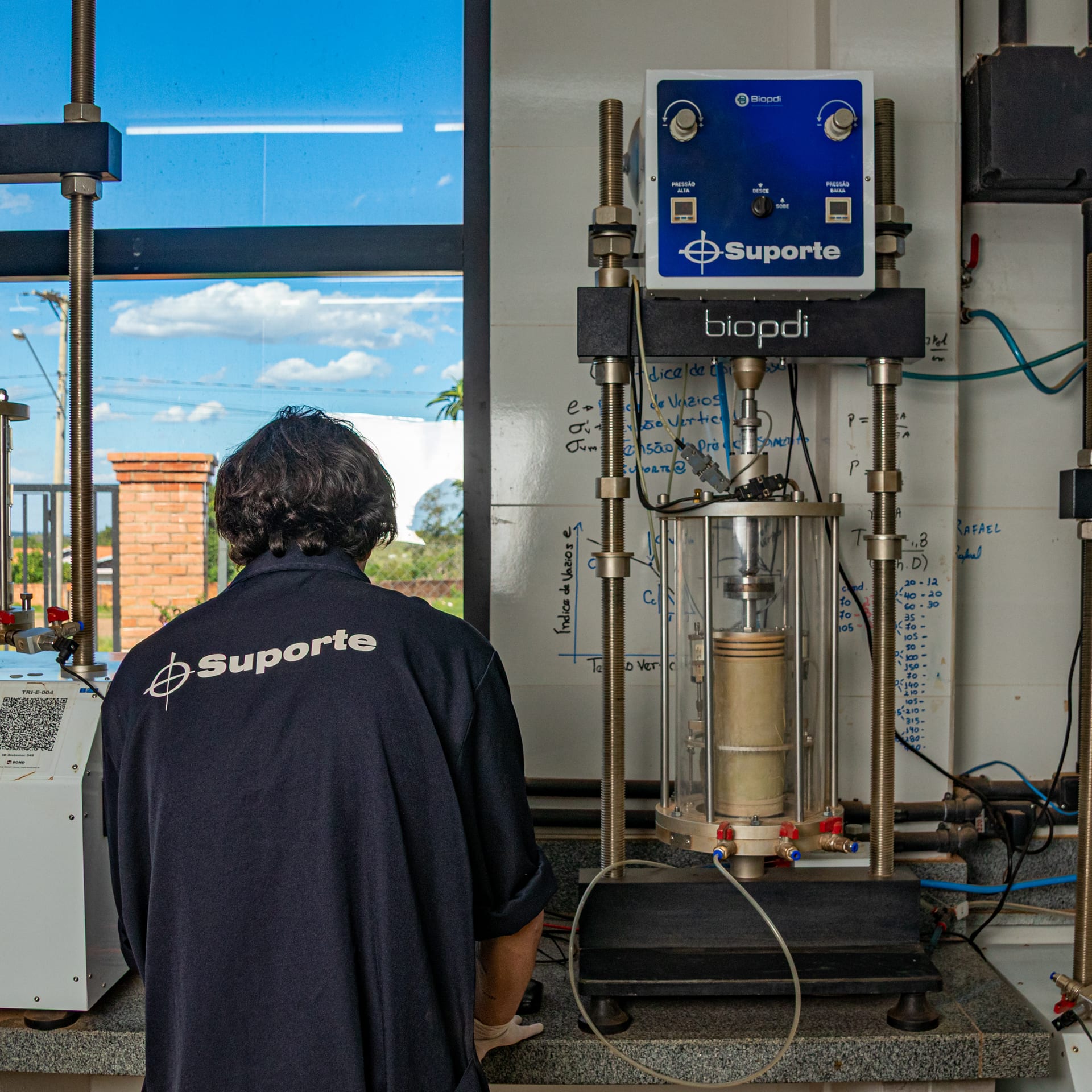 Ensaio triaxial dinâmico - Laboratório Suporte