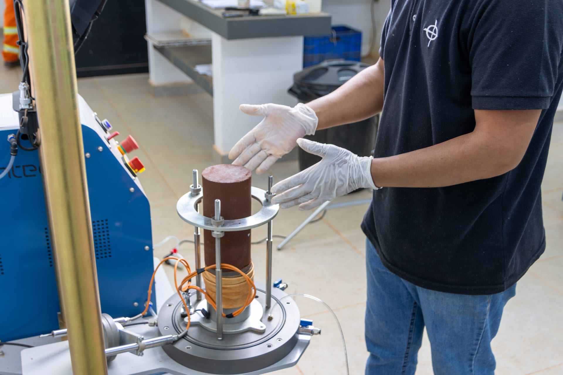 Ensaio triaxial dinâmico para Módulo de Resiliência - Laboratório Suporte