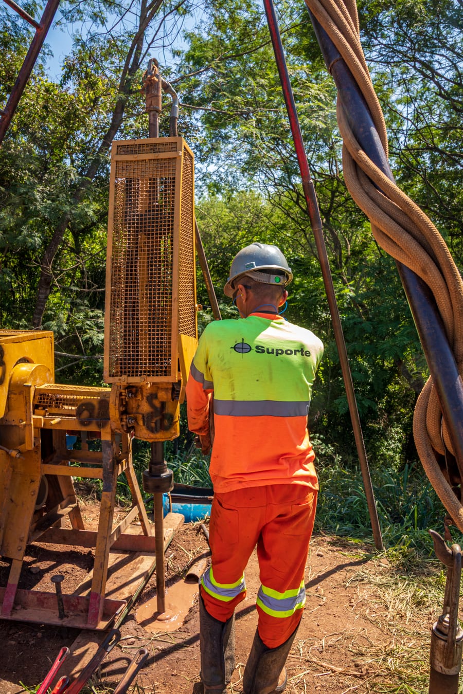 Profissional da Suporte operando equipamento de sondagem em área aberta