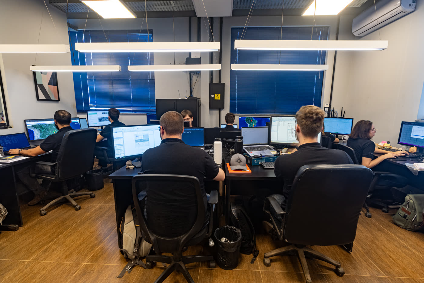 Sala de operação da Suporte com equipe acompanhando painéis e mapas de status das obras